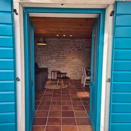 Akvamarin Stone House *