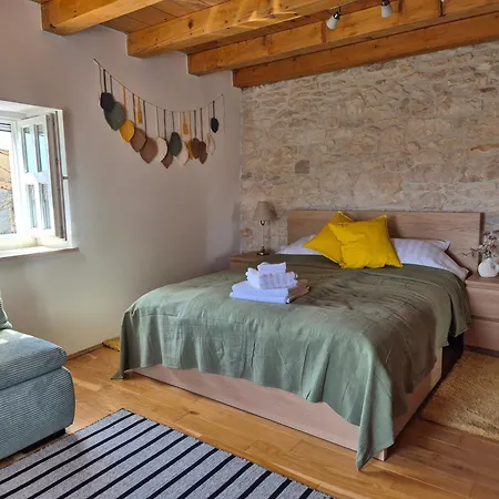 Akvamarin Stone House *