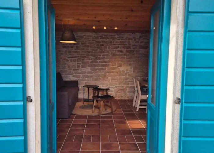 Akvamarin Stone House *