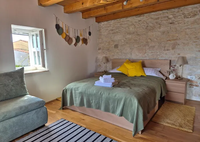 Akvamarin Stone House *