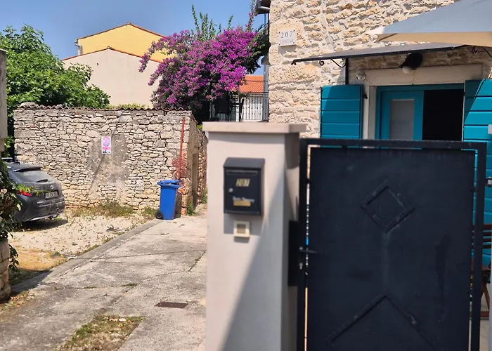 Akvamarin Stone House *