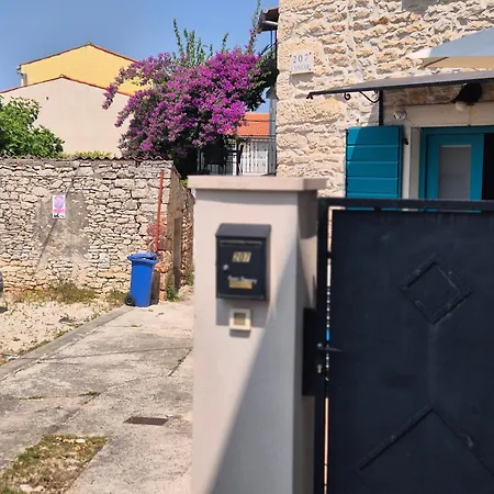 Akvamarin Stone House *