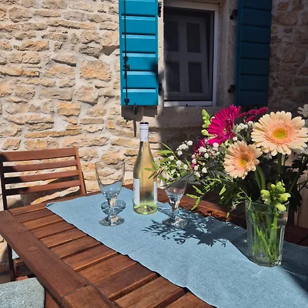 Akvamarin Stone House בית נופש *