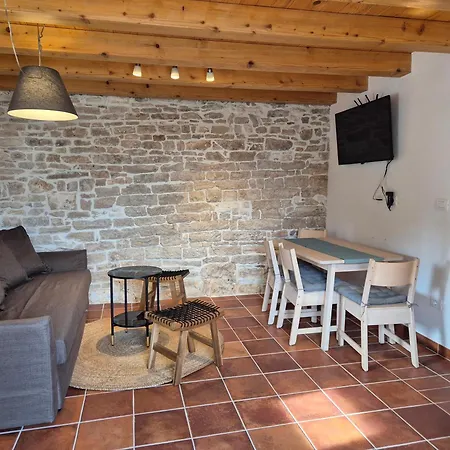 Akvamarin Stone House מדולין