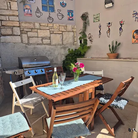 בית נופש Akvamarin Stone House *