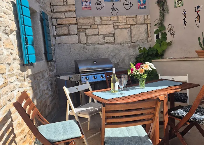 Akvamarin Stone House 메덜린